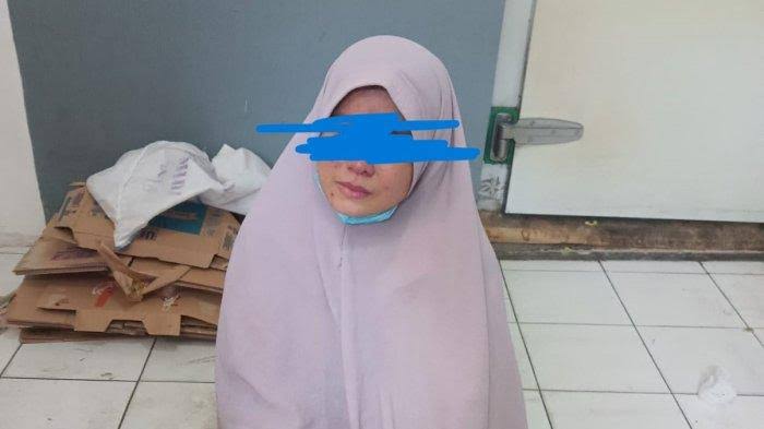 Tertangkap Mencuri Telur di Minimarket, Ibu ini langsung di beri sembako oleh Kapolsek Pondok Aren