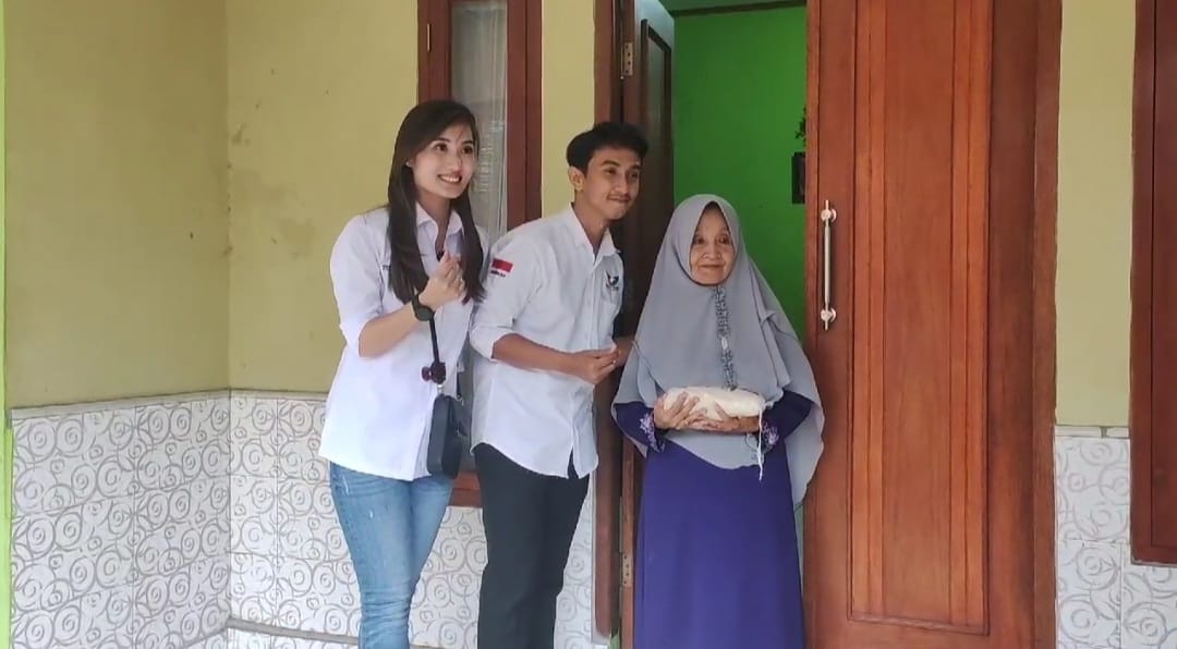 Caleg Perindo Gelar Tebus Murah Beras di Kelurahan Pondok Kacang Barat, Masyarakat Sangat Antusias