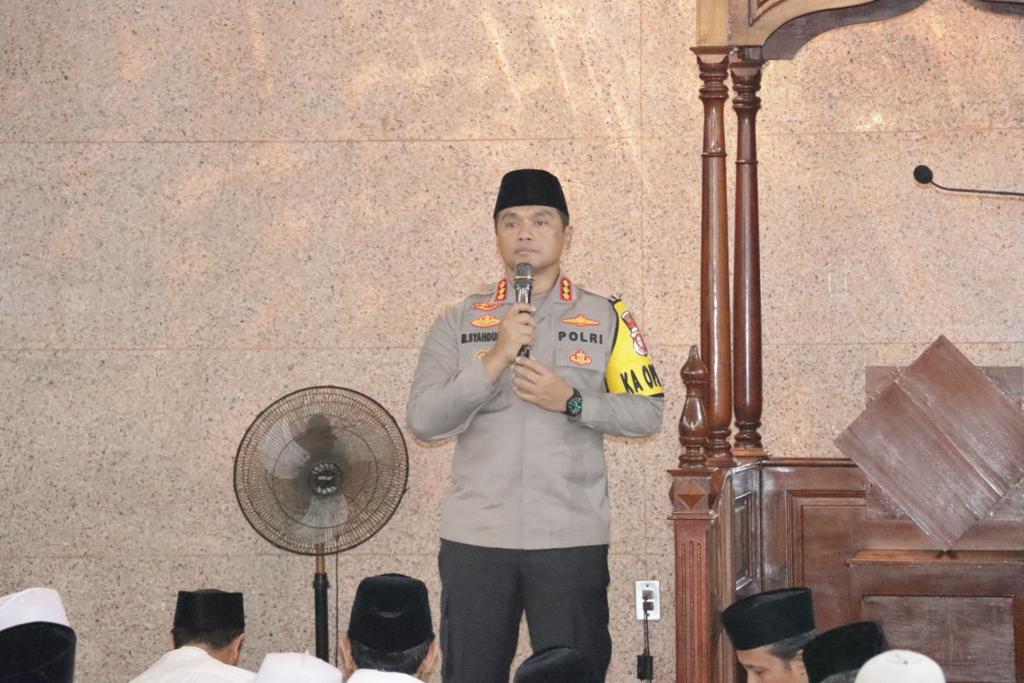 Kapolres Metro Jakarta Barat Sampaikan Pesan Kamtibmas Jelang Pemilu 2024 dalam Sholat Subuh Berjamaah