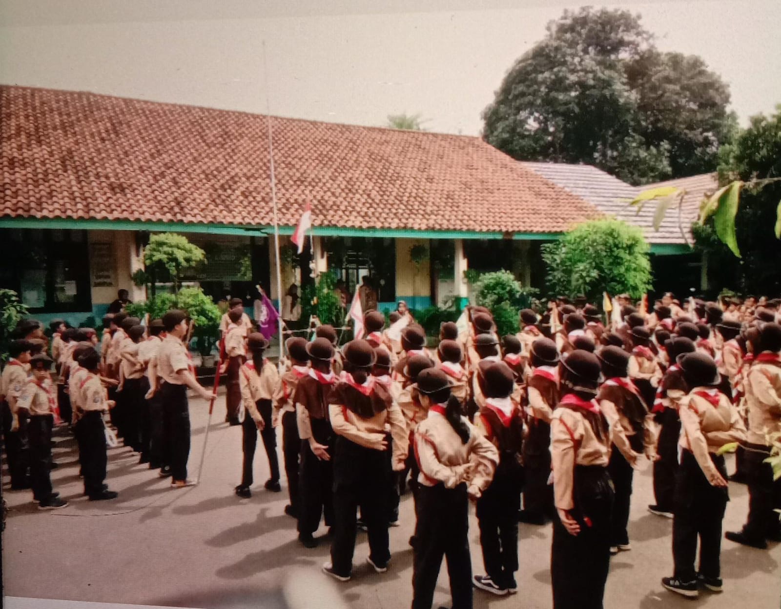 DENGAN PRAMUKA, SDN PONDOK CABE UDIK 03 BANGUN SEMANGAT JIWA MANDIRI DAN DISIPLIN