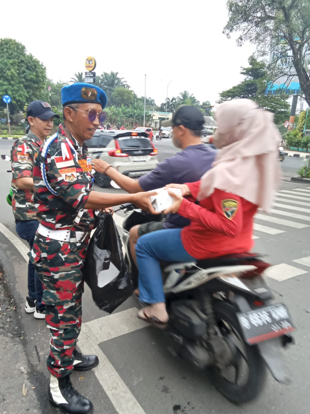 Laskar Merah Putih (LMP) Tangsel Berbagj Takjil Ramadhan 1445 H