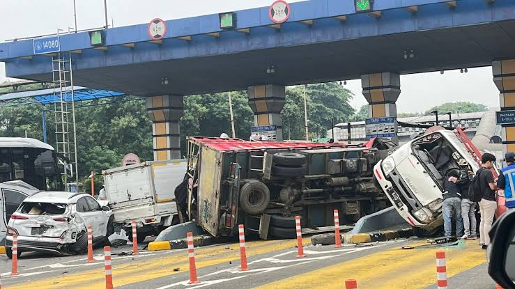 Kecelakaan Beruntun Terjadi di Gerbang Tol Halim Utama, Disebabkan Sopir Truk Ugal-ugalan