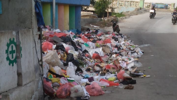 Warga Keluhkan Tumpukan Sampah Didekat Stadion Kamal Muara