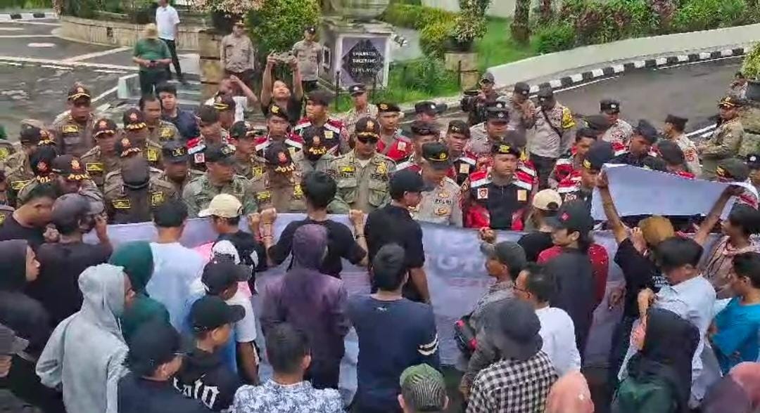 Diduga Sekda Tidak Netral, Massa Unjuk Rasa di Kantor Bupati Tangerang