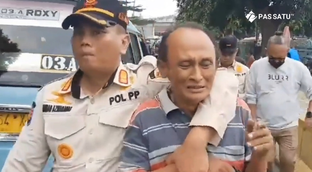 Waspada ! Seorang Pria Nekat Mencopet ditengah Kerumunan Pasar Tanah Abang