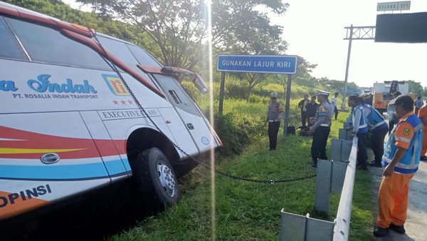 Kecelakaan Bus Rosalia Indah di Tol Batang, Diduga Supir Mengantuk