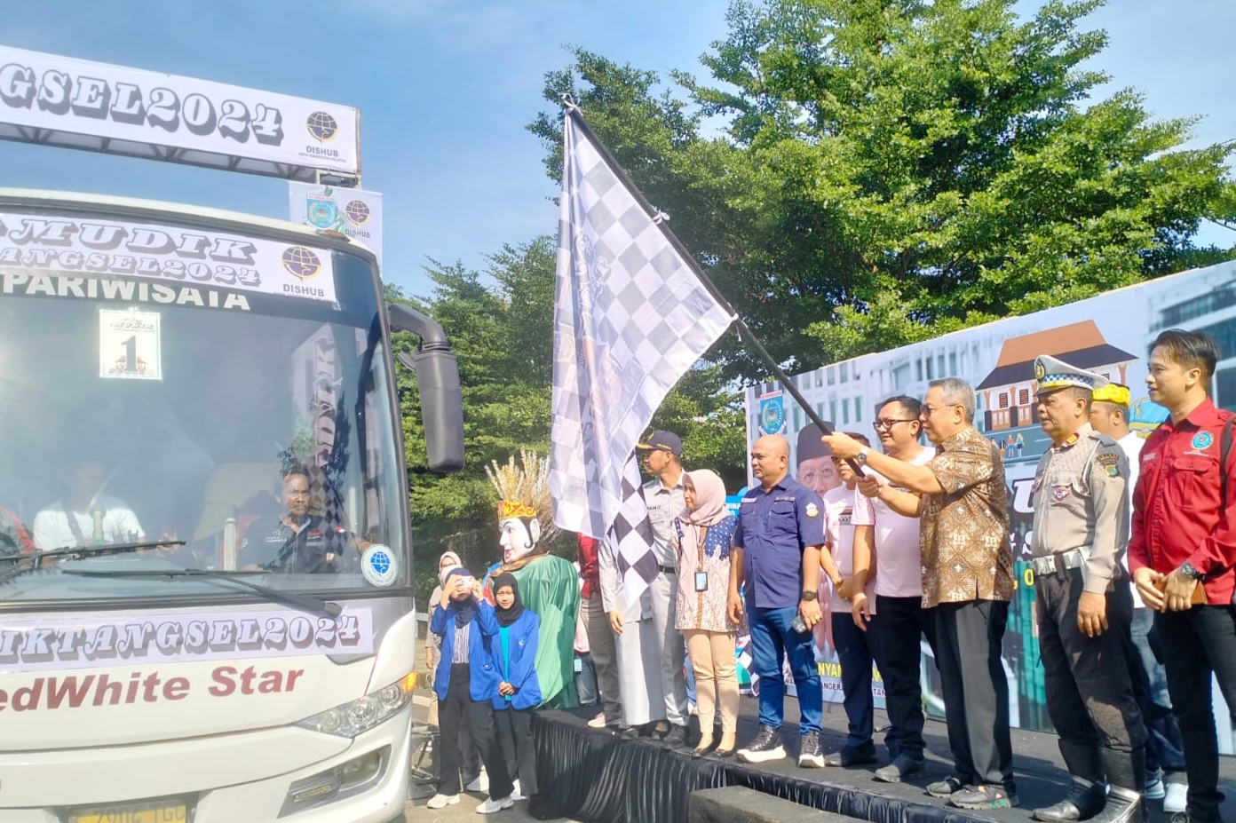 Pemkot Tangsel Lepas Keberangkatan Warga Mudik Gratis 2024