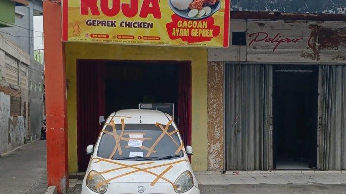 Parkir Sembarangan, Sebuah Mobil Dipasangi Lakban Oleh Warga