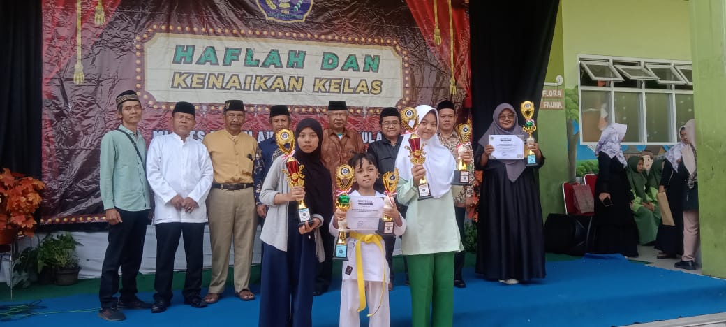 Haflah dan Kenaikan Kelas MTs Mathlaul Anwar Benda Baru Berlangsung Meriah
