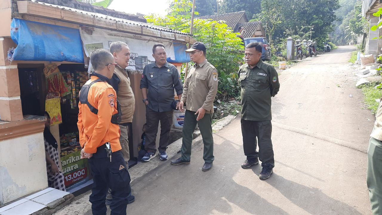 Hewan Kera Ekor Panjang Gentayangan Diatas Genteng Bangunan Rumah Warga