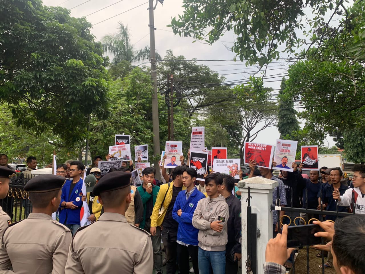 Diduga menjadi Sarang Mafia Tanah, Kantor ATR BPN Kabupaten Bogor di Demo Warga dan Mahasiswa