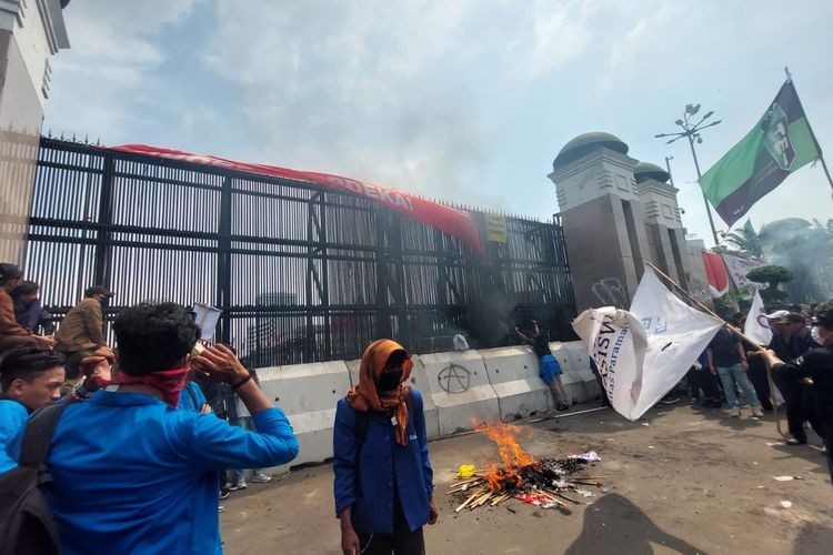 Aksi Demo Tolak Revisi UU Pilkada, Pagar DPR RI Jebol