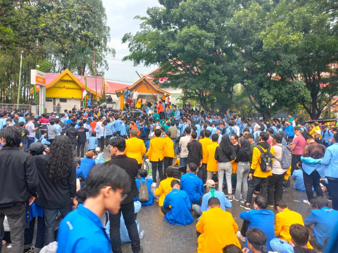 Ribuan Mahasiswa Turun ke Jalan Menolak Revisi UU Pilkada di Depan Gedung DPRD Riau