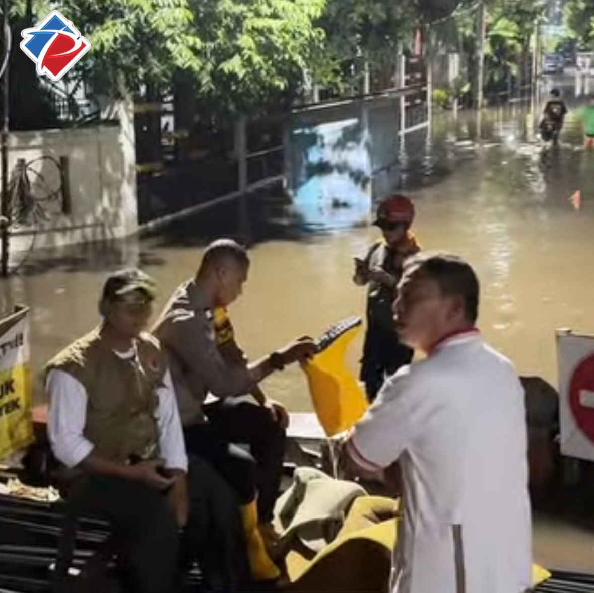 Akibat Banjir, Tanggul Jebol Di Komplek Taman Mangu Indah, Ratusan Warga Terjebak
