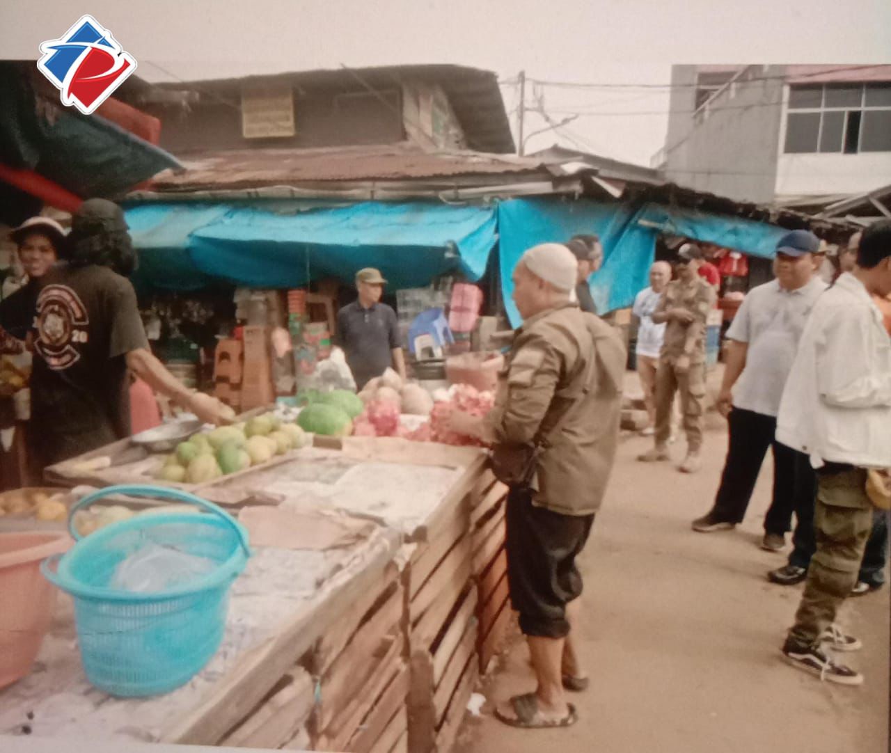 APARAT GABUNGAN KEMBALI MENERTIBKAN  PEDAGANG KAKI LIMA PASAR CIPUTAT