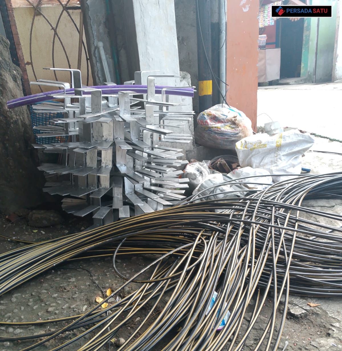 Maraknya Pemasangan Tiang dan Kabel Internet Liar Local Area Network (LAN), Di Kota Tangerang