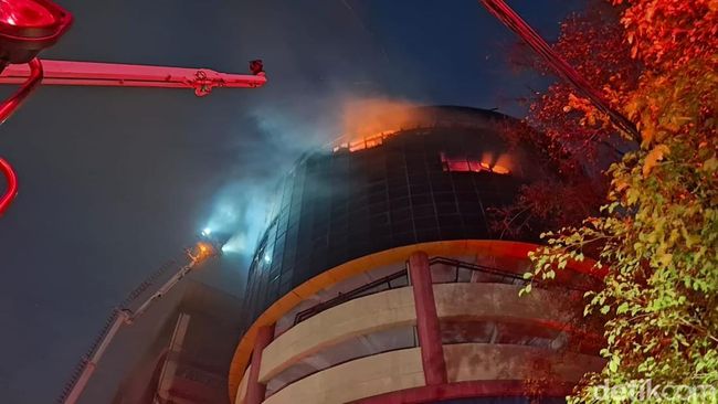 3 Jasad Korban Kebakaran Glodok Plaza Belum Ditemukan hingga Siang ini