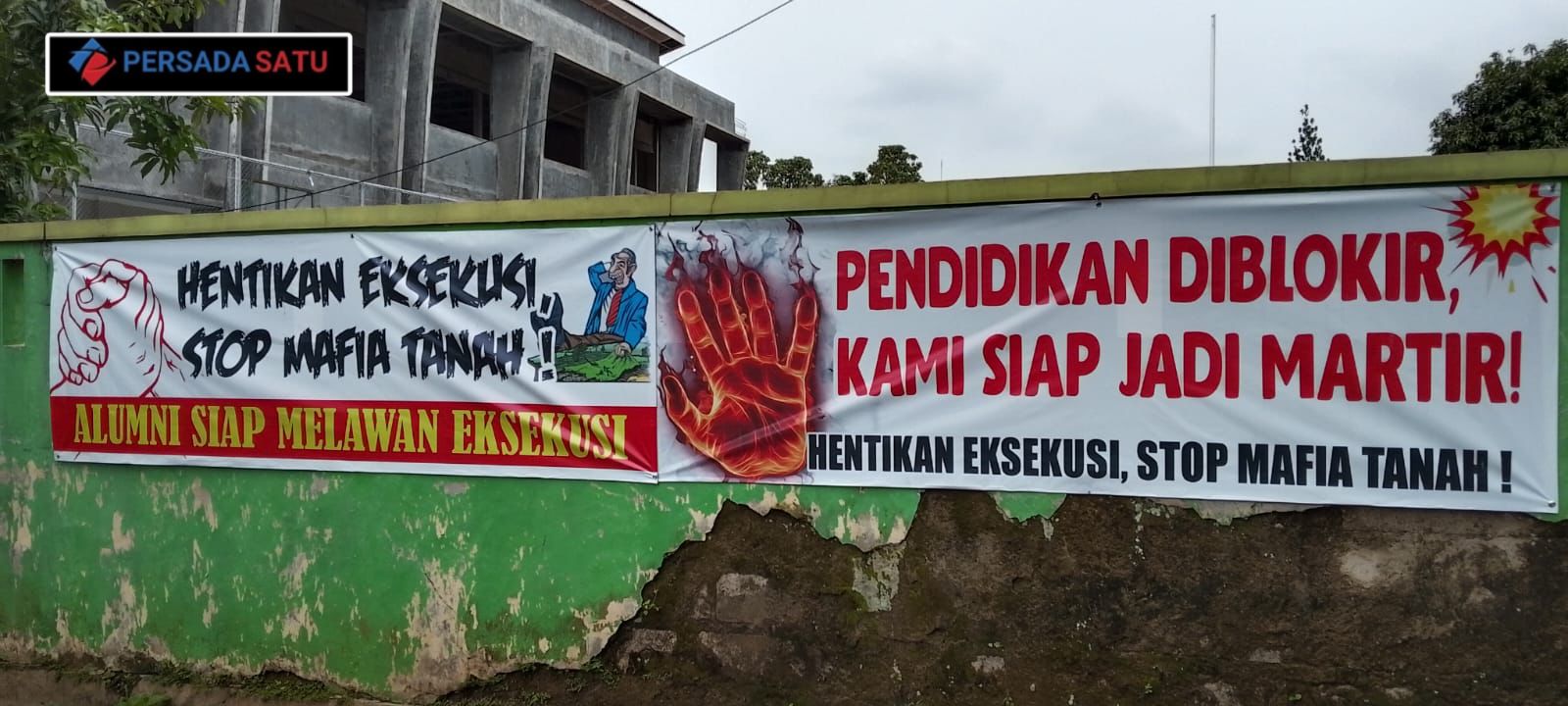 EKSEKUSI DIBATALKAN !! RIBUAN SISWA DAN ALUMNI MADRASAH RAUDLATUL IRFAN LENGKONG KYAI PAGEDANGAN HADANG TIM JURUSITA PN TANGERANG