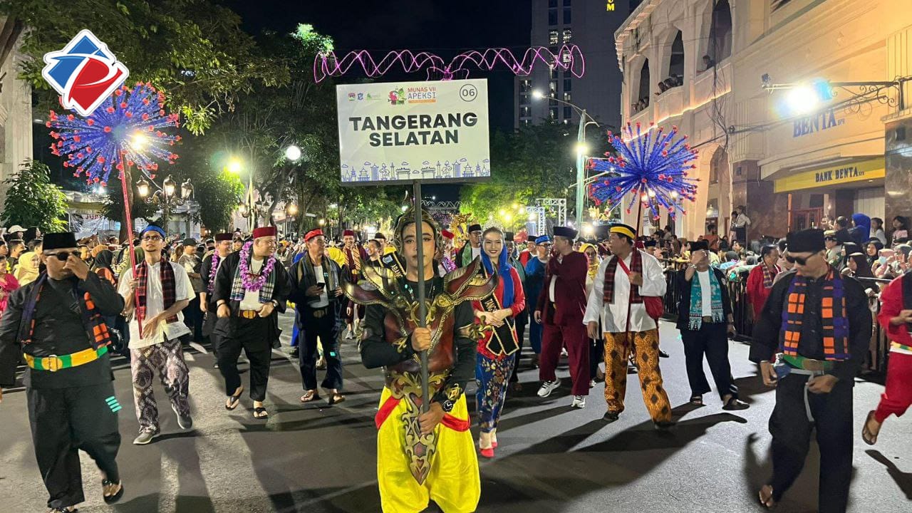 Meriah! Pemkot Tangsel Tampilkan Ikon Khas Anggrek, Busana Daur Ulang dan Baju Betawi di Karnaval Budaya APEKSI VII Surabaya