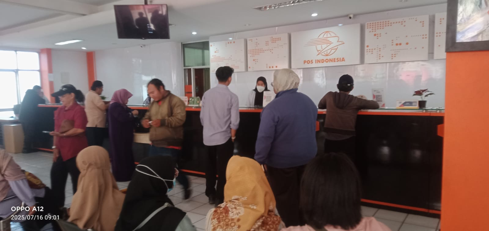 ANTERIAN PENCAIRAN BSU KECAMATAN PAMULANG DI KANTOR POS