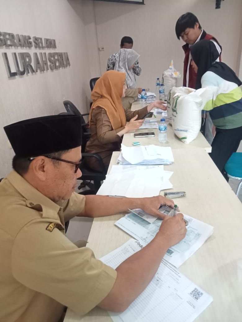161 KPM antusias Menerima Beras Untuk Kebutuhan Sehari – hari.