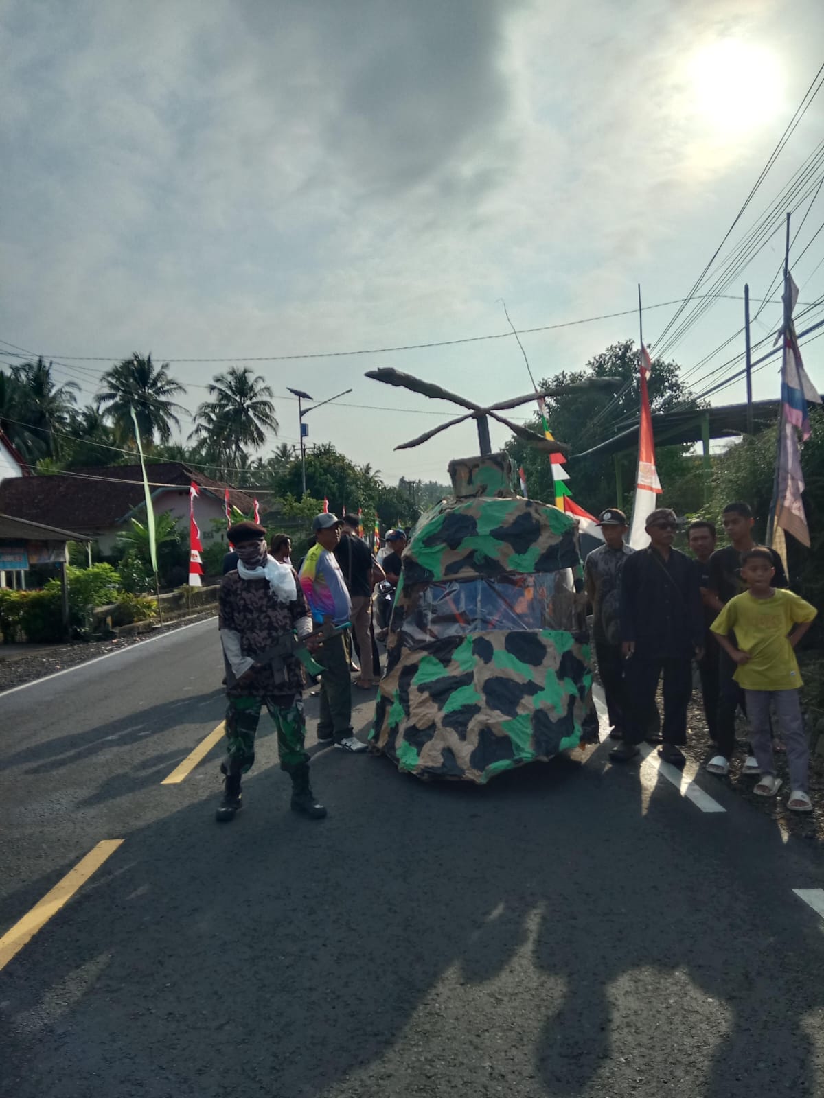 HELIKOPTER TEMPUR ANDALAN KREATIVITAS 17 AGUSTUSAN WARGA RT 02 GARUNGGANG.