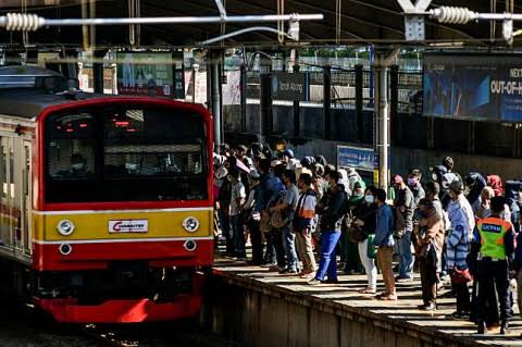 Demo di sepanjang jalan area DPR, Penumpang KRL Diimbau hindari naik turun di Stasiun Palmerah