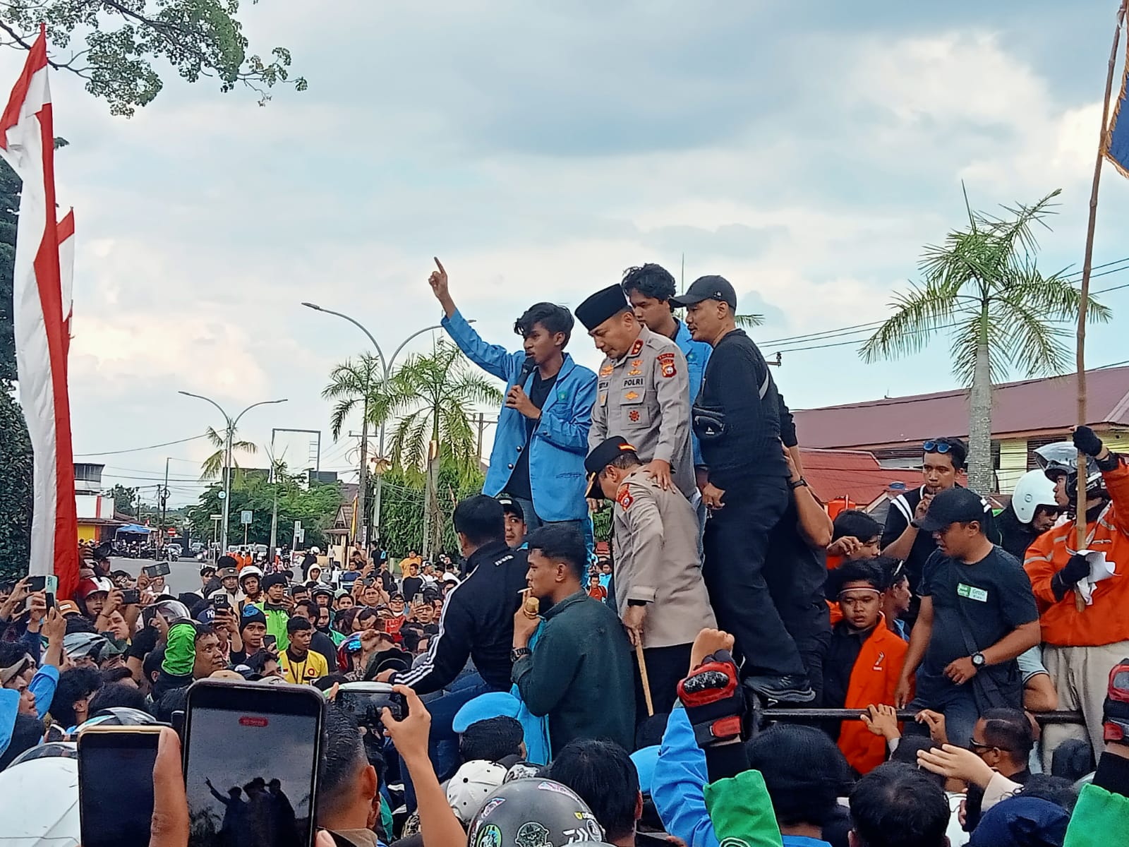 Driver Ojol dan Mahasiswa Gelar Aksi Damai di Depan Polda Riau, Tuntut Keadilan untuk Affan Kurniawan