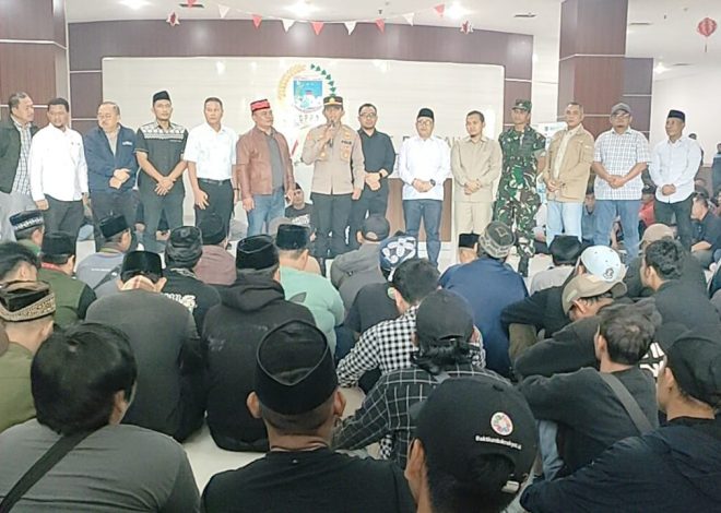 Julham Firdaus Apresiasi Warga Tangsel Kompak Jaga DPRD dari Aksi Unjuk Rasa