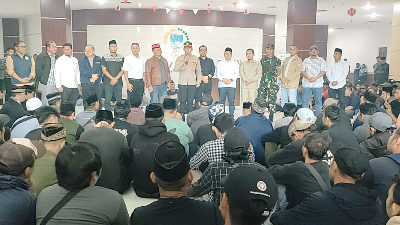 Julham Firdaus Apresiasi Warga Tangsel Kompak Jaga DPRD dari Aksi Unjuk Rasa