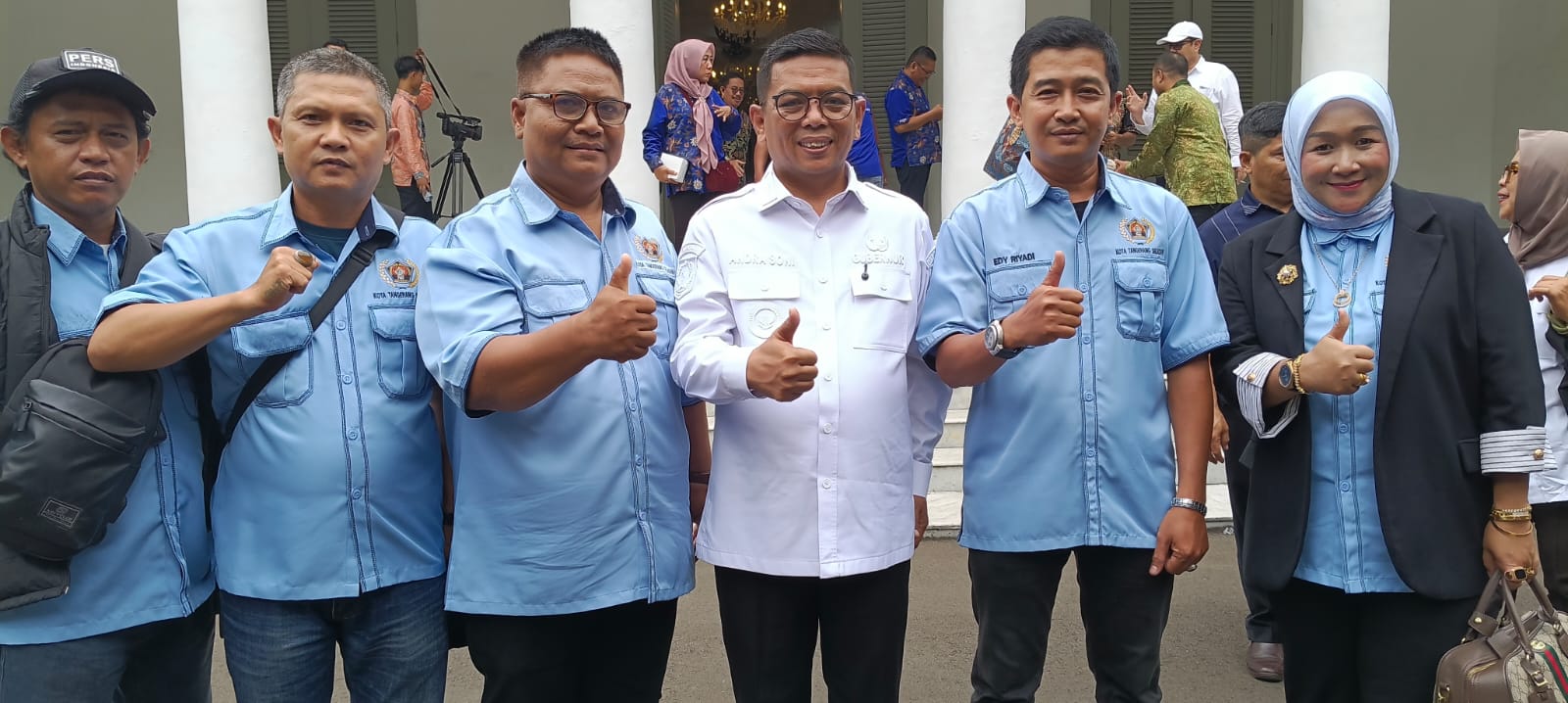 Penyerahan SK PWI Persatuan Cikarang kepada Gubernur Banten, Andra Soni Dorong Pers Jadi Mitra Strategis Pembangunan
