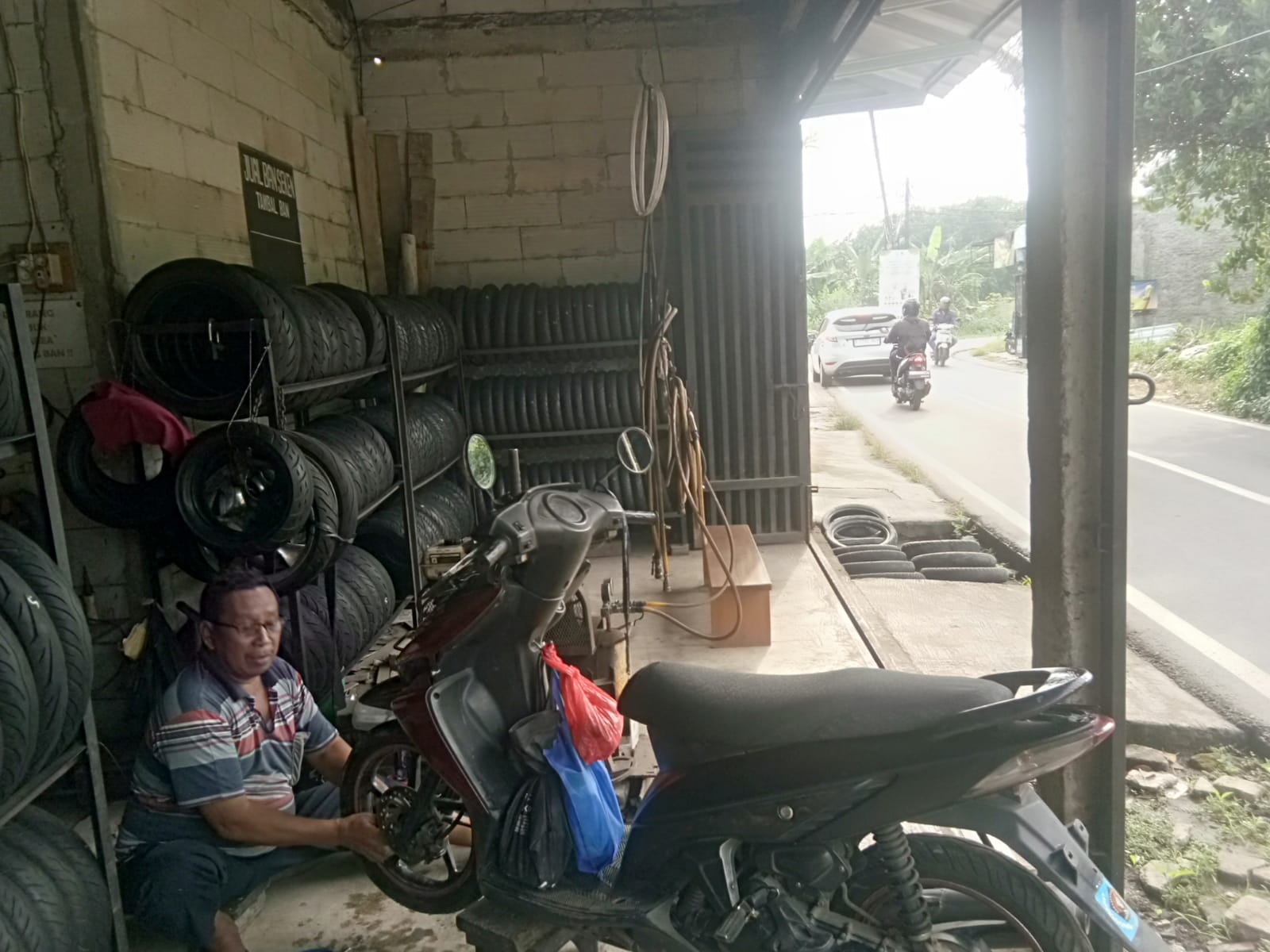 Burhan, Penambal Ban di Serpong yang Jadikan Sholat Dhuha Sebagai Rutinitas Wajib