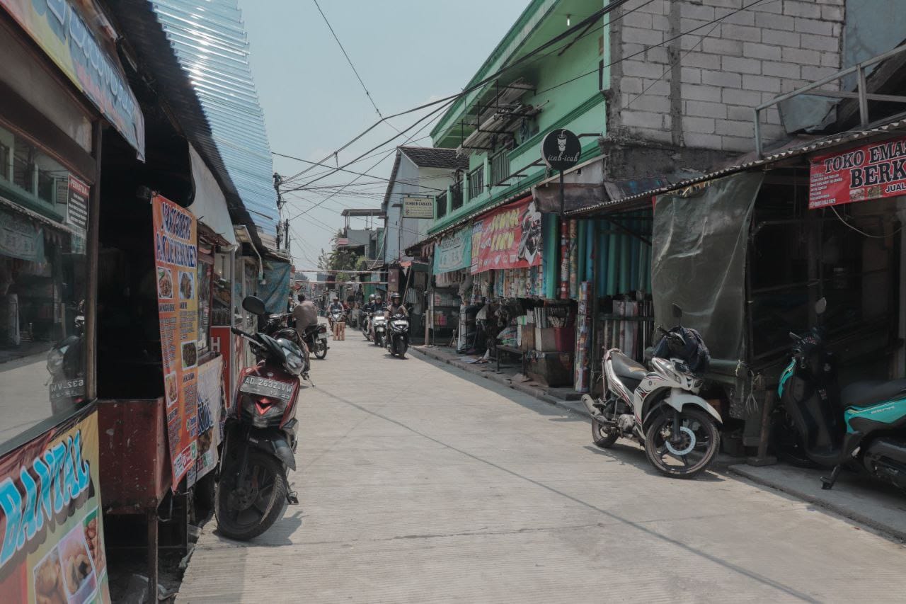 Jalan Mulus, Warga Pasar Bukit Pamulang Bahagia: Sekarang Enak, Lancar, Gak Ada Lubang Lagi!