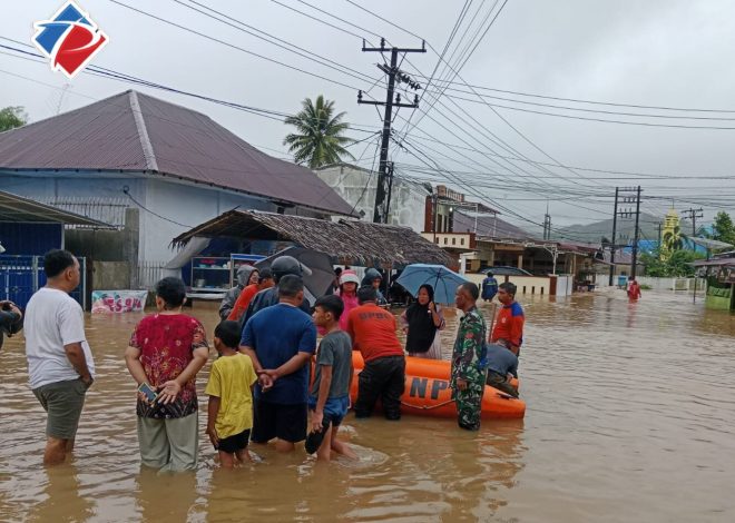 Anggota Personel Kodim 0211/Tapteng Evakuasi Warga Terdampak Banjir dan Longsor di Sibolga–Tapteng