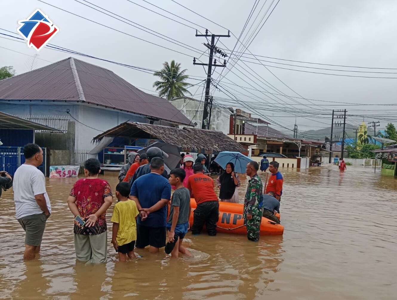 Anggota Personel Kodim 0211/Tapteng Evakuasi Warga Terdampak Banjir dan Longsor di Sibolga–Tapteng