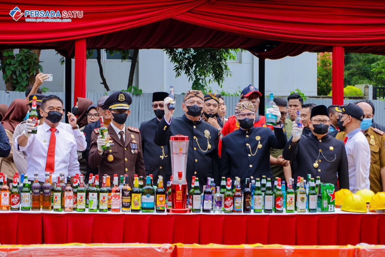 Pemkot Tangsel Musnahkan 13.970 Botol Miras Ilegal, Benyamin: Tak Ada Ruang bagi Pelanggar Perda