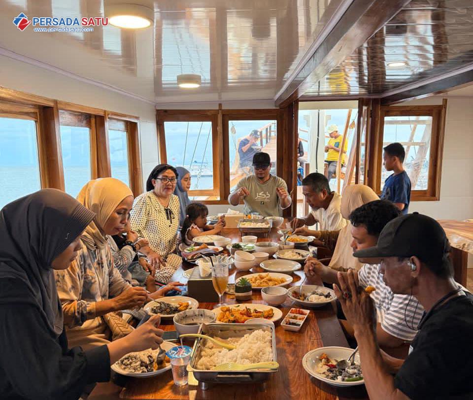 Heboh! Sensasi Resto Kapal Phinisi di Pantai Merpati Bulukumba, Perpaduan Kuliner dan Romantika Laut