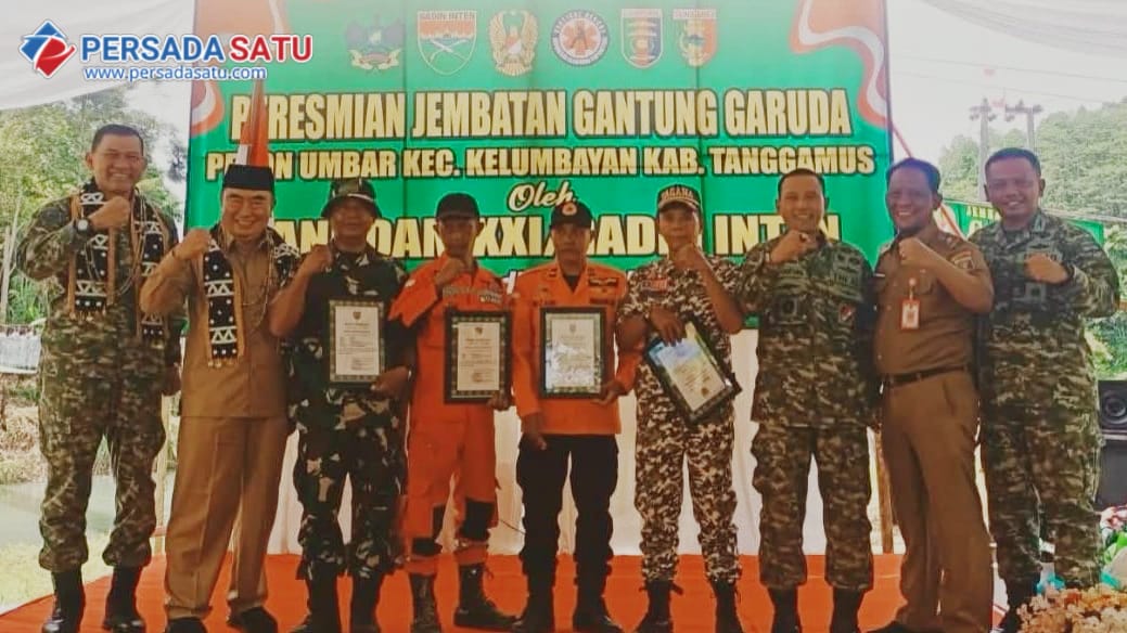 Pangdam XXI/Radin Inten Bersama Bupati Tanggamus Resmikan Jembatan Gantung Garuda, Akses Warga Kelumbayan Kini Terbuka