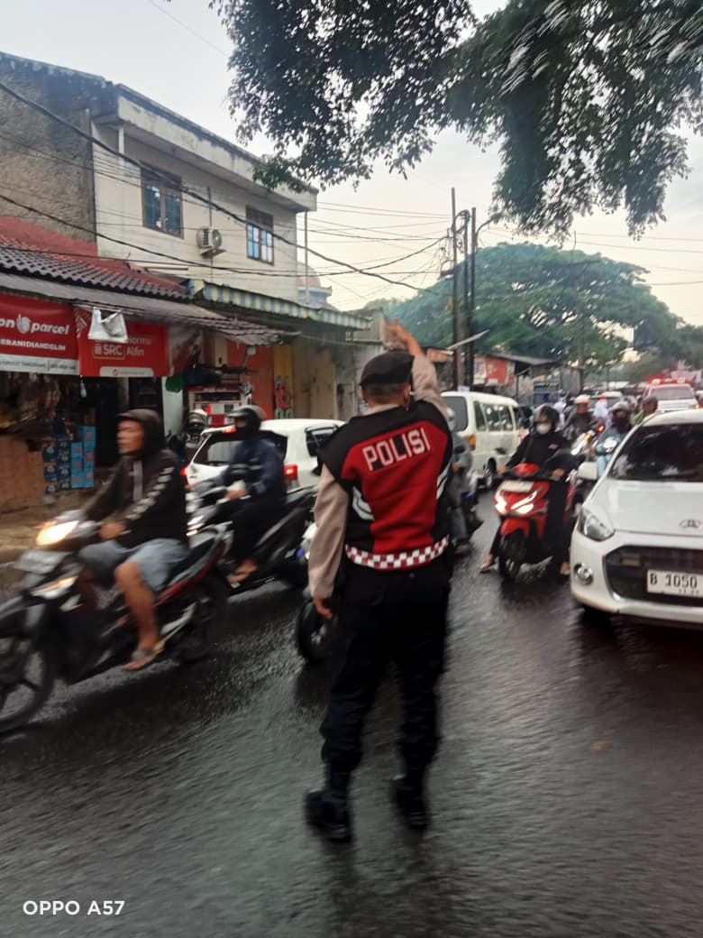 Unit Samapta Polsek Pamulang Sigap Atur Lalu Lintas Pagi, Pastikan Arus Lalin Lancar