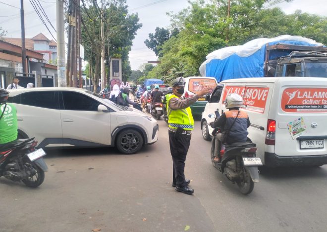 Polsek Cisauk Gelar Strong Point Pagi, Urai Kemacetan di Depan SMA 2 Tangsel