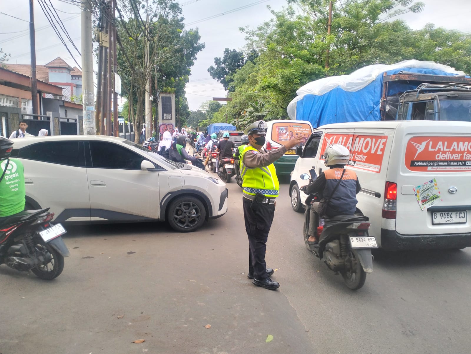 Polsek Cisauk Gelar Strong Point Pagi, Urai Kemacetan di Depan SMA 2 Tangsel