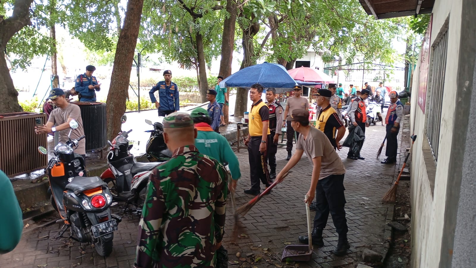 Sinergitas Polri–TNI dan Muspika Pamulang Gelar Kerja Bakti dan Korvey Alun-Alun Pamulang