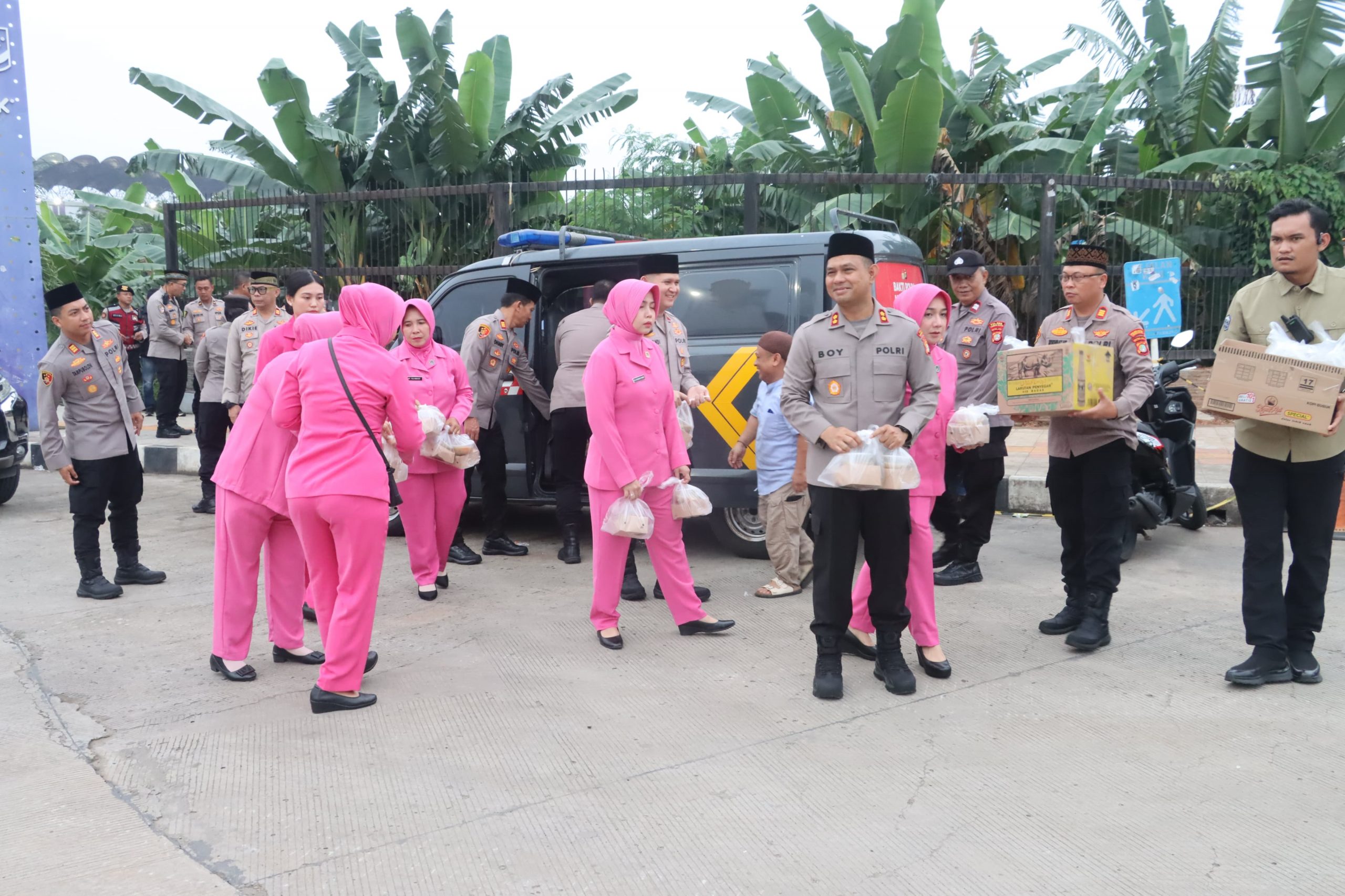 Indahnya Berbagi, Polres Tangsel Bagikan 100 Takjil Kepada Pengguna Jalan