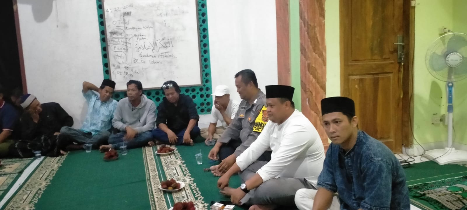Tarawih Keliling, Bhabinkamtibmas Polsek Cisauk Pererat Silaturahmi Bersama Warga Mekarwangi