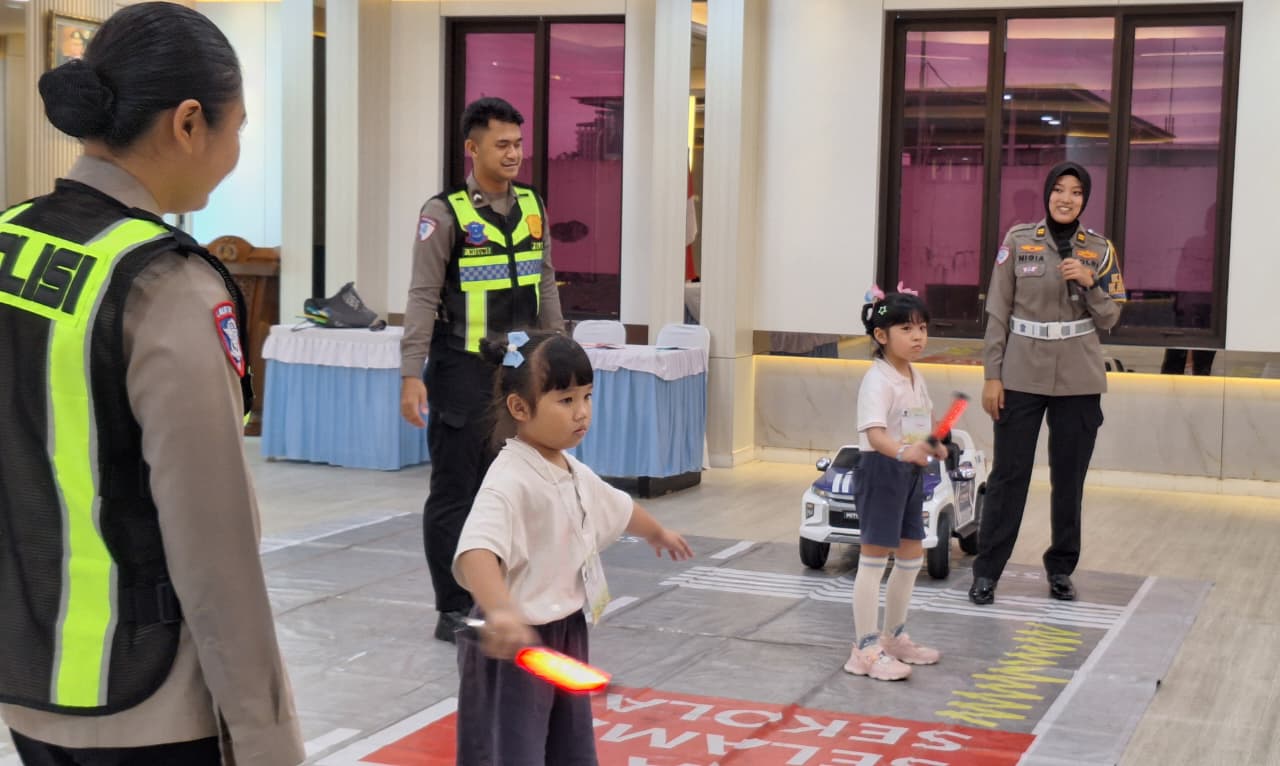 Satlantas Polres Tangsel Tanamkan Disiplin Sejak Dini, Edukasi Profesi Polisi dan Rambu Lalu Lintas untuk Siswa TK Apple Tree