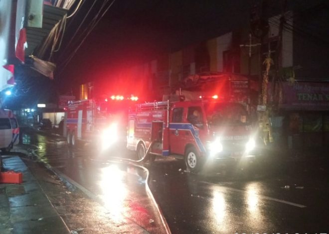 Gudang Dekorasi Pondok Aren Terbakar, Pemadaman Berlangsung Hingga Dini Hari