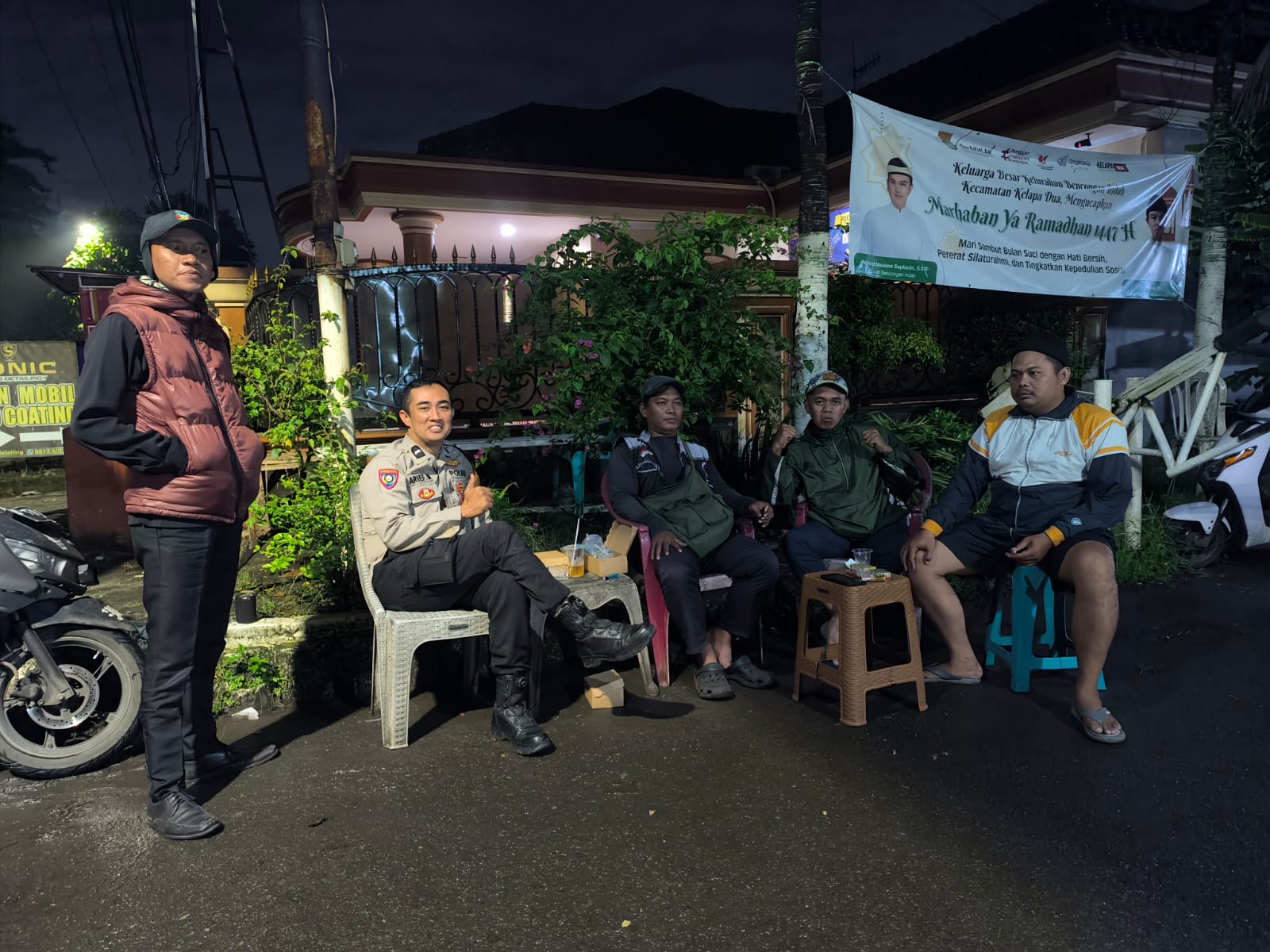 Bhabinkamtibmas Bencongan Indah Sambangi Warga, Ajak Security Tingkatkan Kewaspadaan Malam Hari