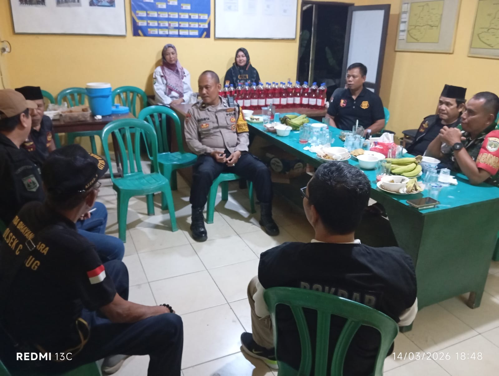 Jaga Kekompakan di Bulan Ramadhan, Bhabinkamtibmas Cukanggalih Buka Puasa Bersama Pokdarkamtibmas