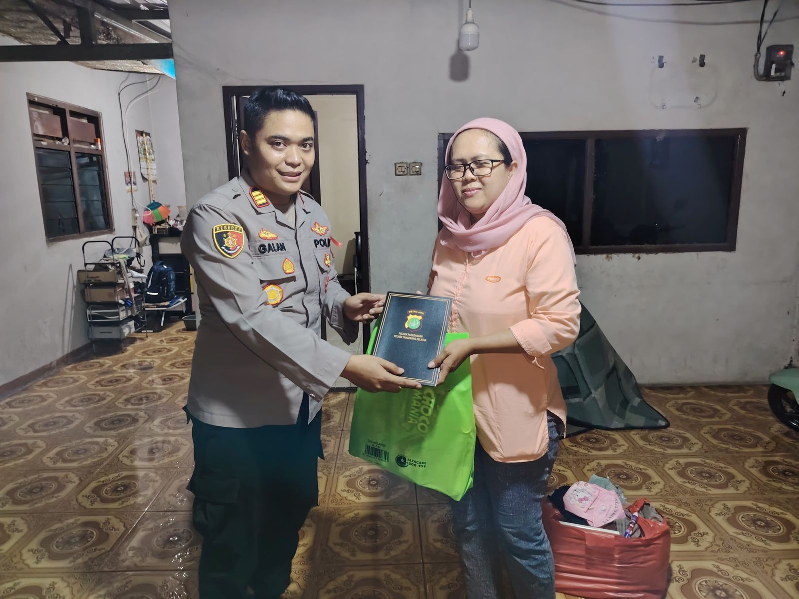 Kapolsek Pagedangan Tinjau Korban Kebakaran di Ranca Lele, Salurkan Santunan dan Dukungan Moril