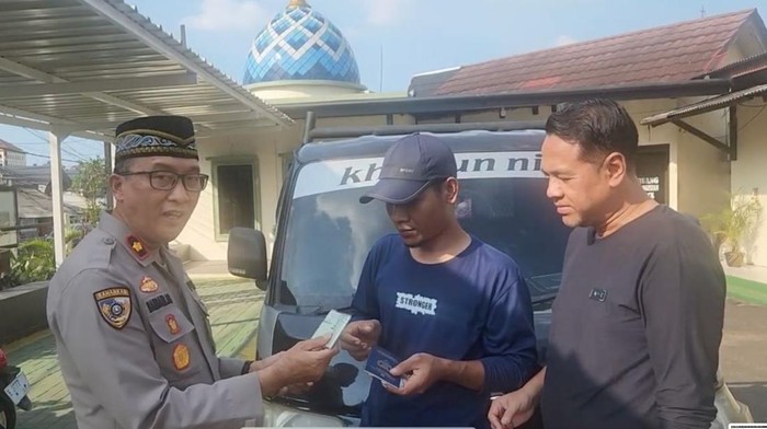 Polsek Ciputat Timur Serahkan Mobil Korban Kasus Penggelapan, Langsung Dipakai Mudik Lebaran